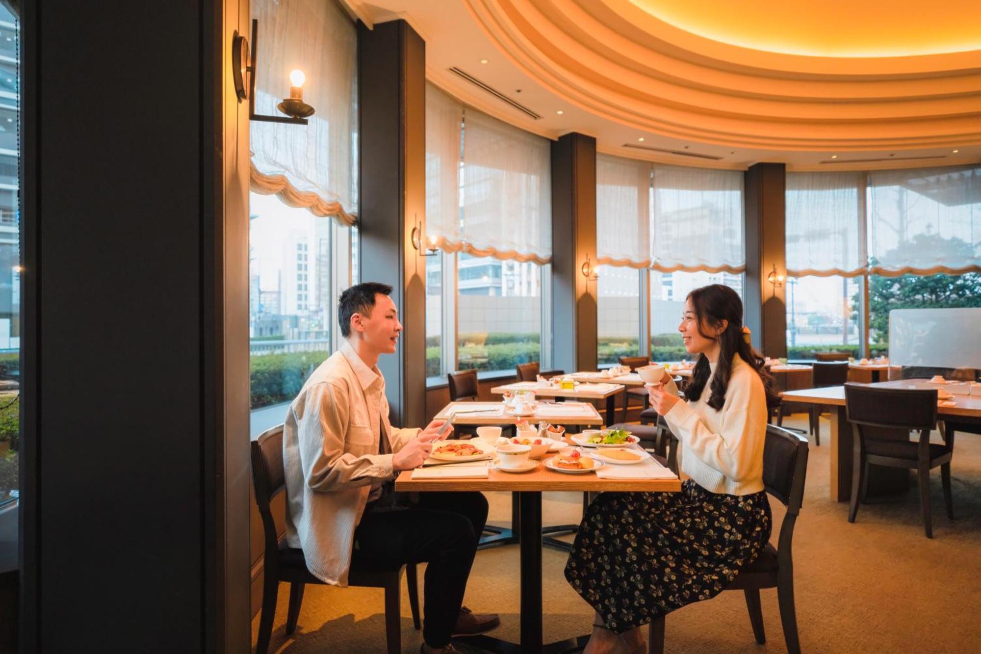 Hotel Okura Fukuoka Фукуока Екстериор снимка A couple dining at a restaurant in Japan