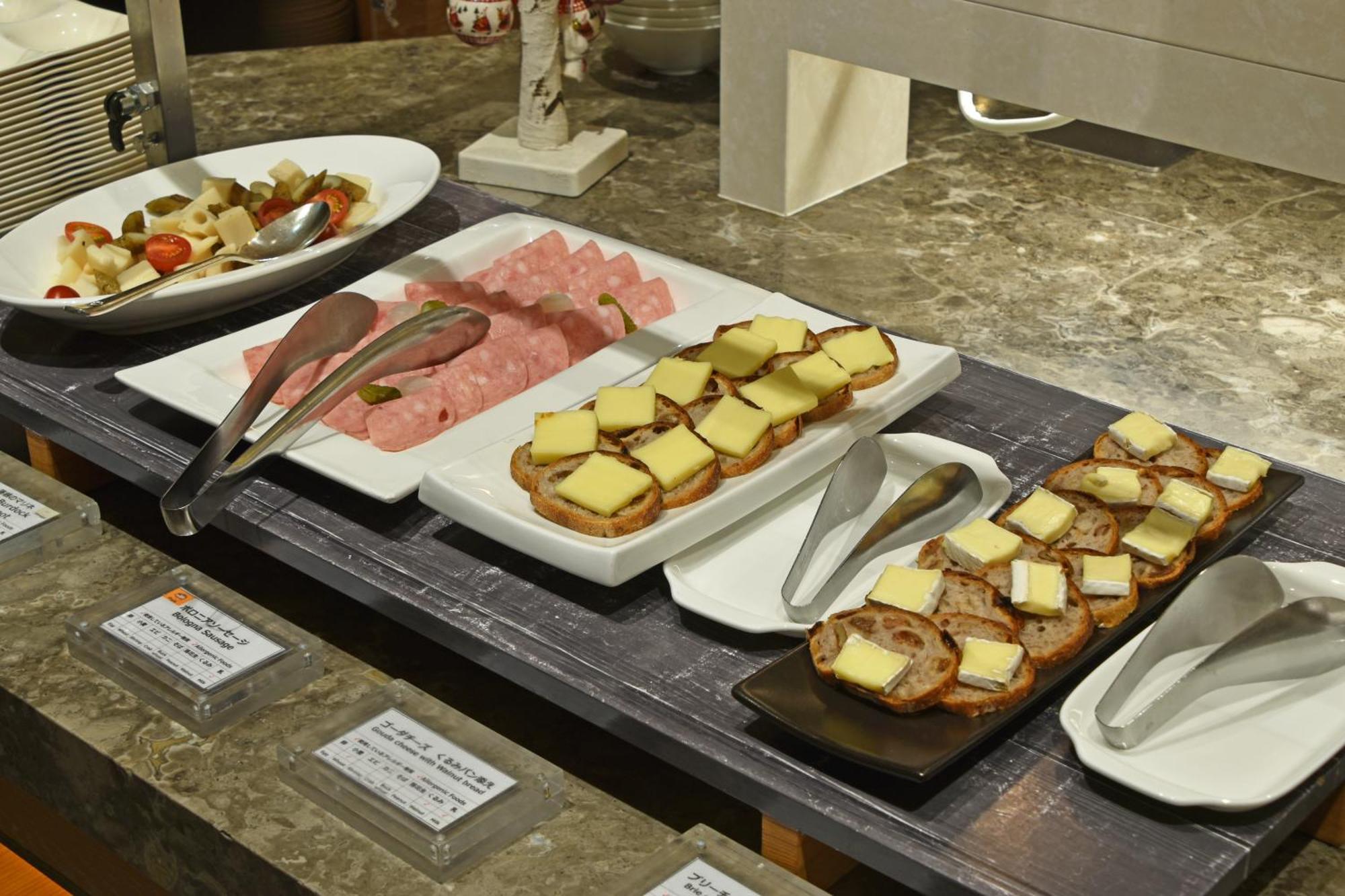 Hotel Okura Fukuoka Фукуока Екстериор снимка A cheese platter